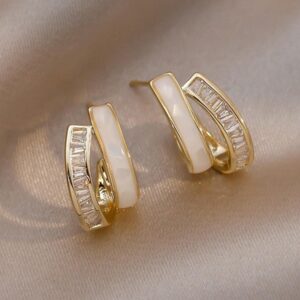 Brincos dourado com pérola & decoração de strass